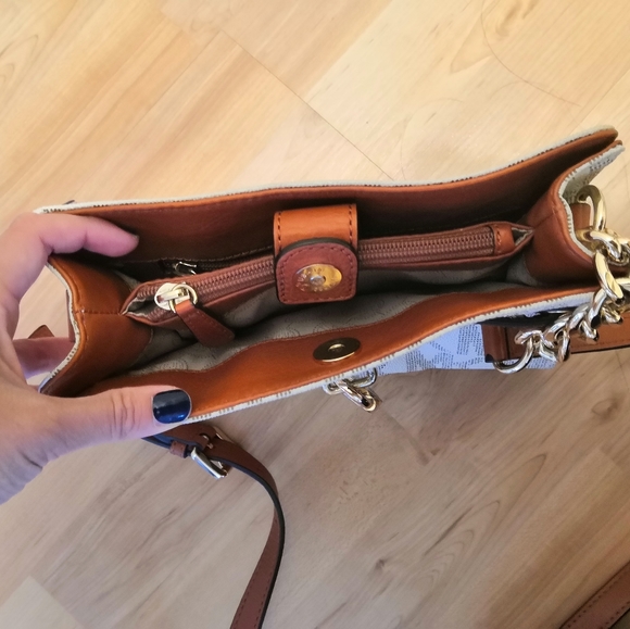 Micheal Kors purse - Picture 2 of 3